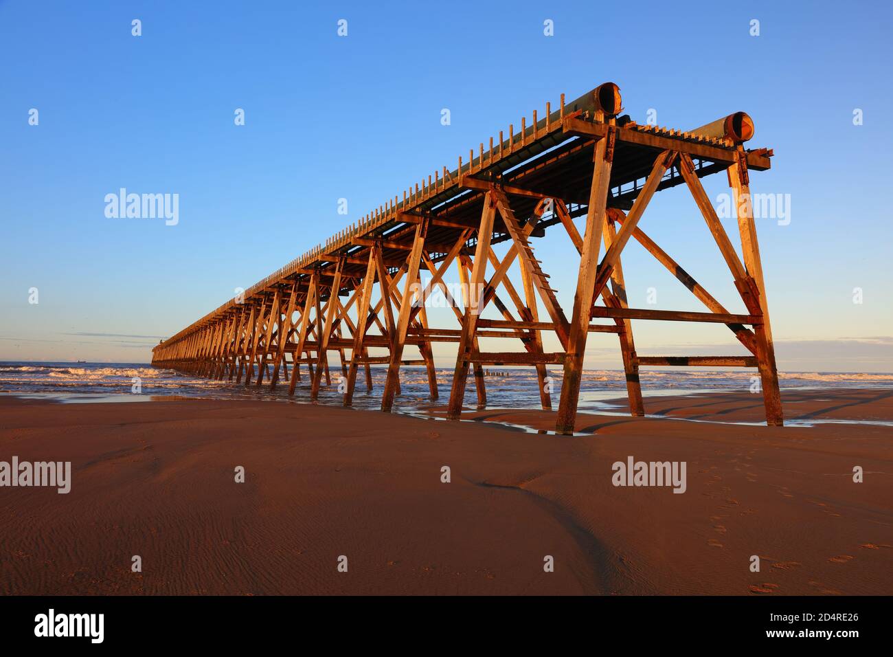 Vue sur une jetée en bois avec Blue Sky à Hartlepool, comté de Durham, Angleterre, Royaume-Uni. Banque D'Images