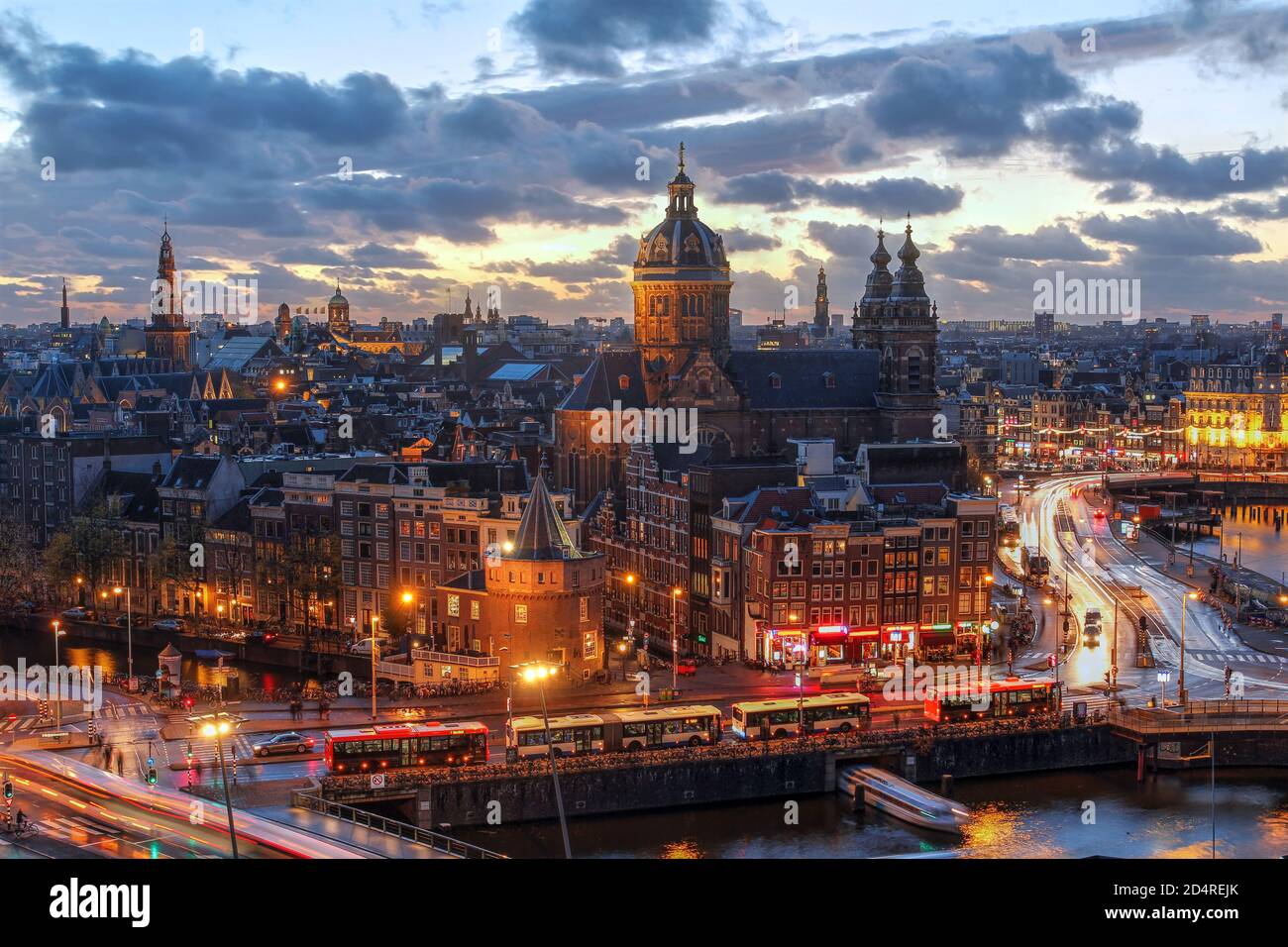 Vue aérienne du centre-ville d'Amsterdam, aux pays-Bas pendant un magnifique coucher de soleil. Presque tous les monuments les plus célèbres sont visibles. Banque D'Images