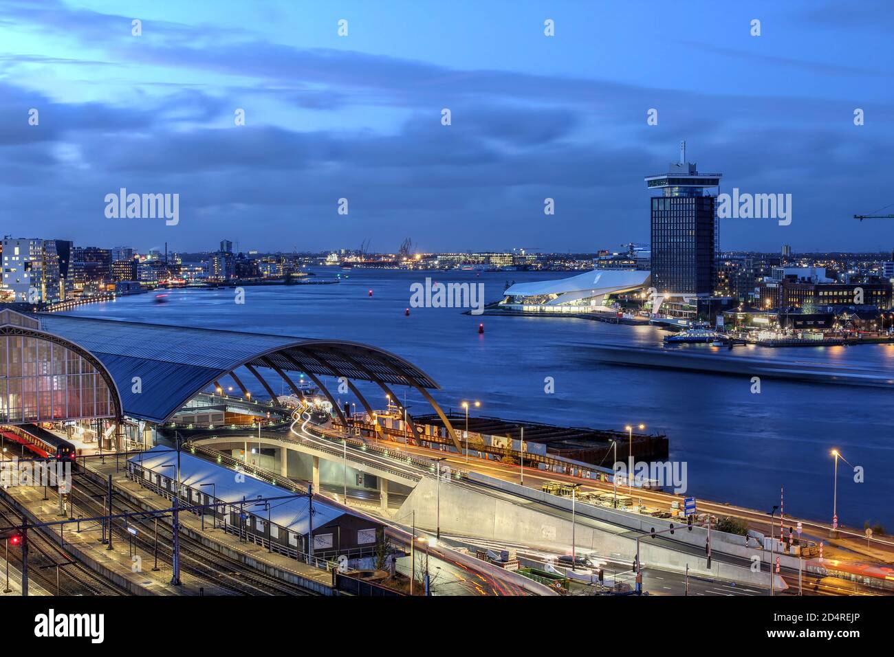 Vue sur le front de mer d'Amsterdam, face à la rivière IJ, avec A'dam Toren et Amsterdam Eye. Banque D'Images