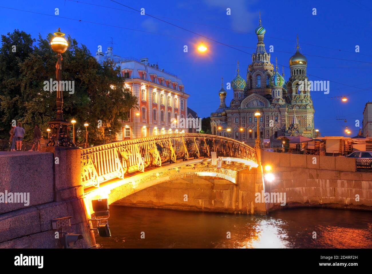 Église sur le sang renversé (ou Église de Résurrection de notre Sauveur) à Saint-Pétersbourg, Russie sur le canal Griboedova au crépuscule pendant les nuits blanches de Banque D'Images