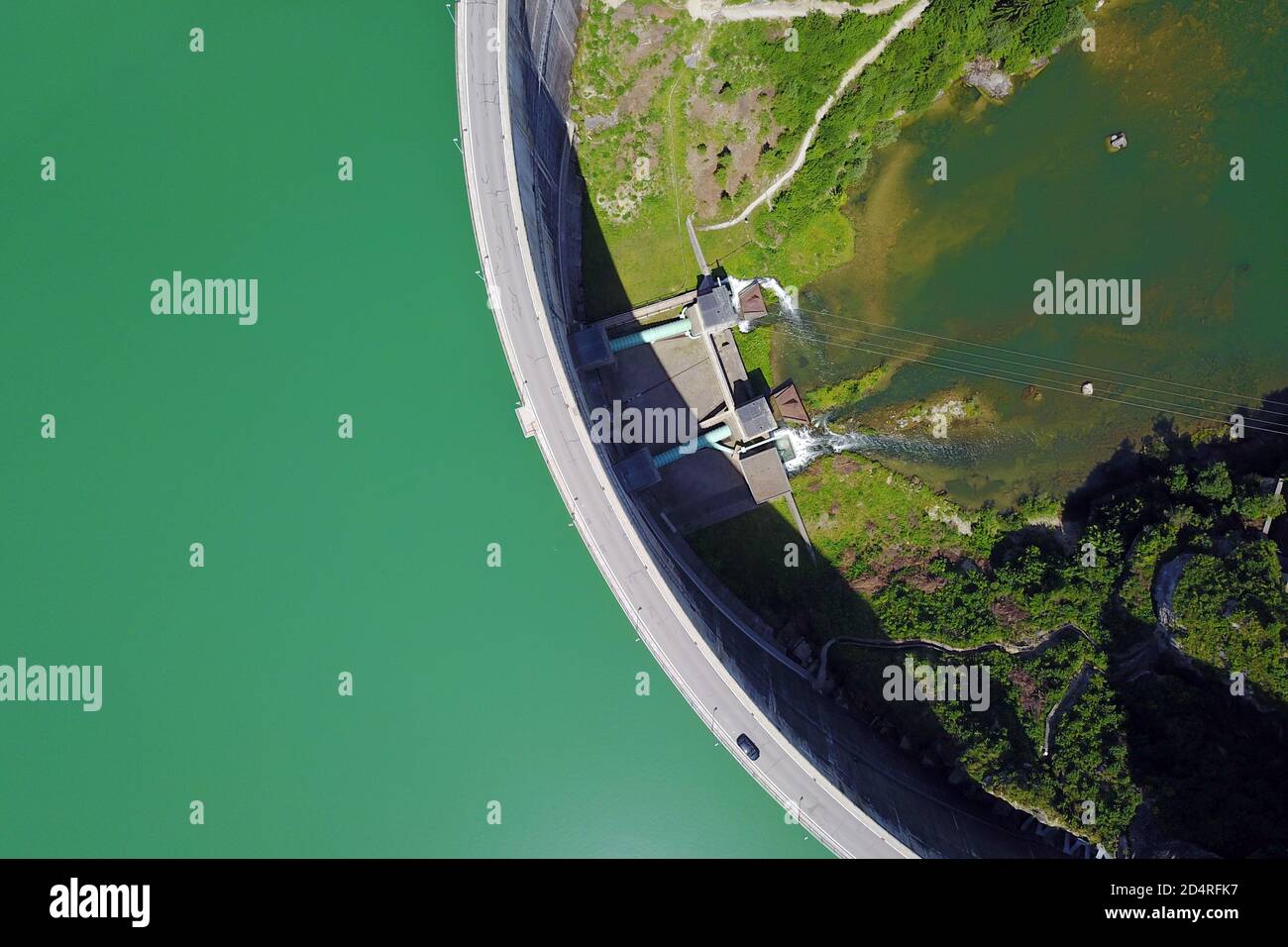 Vue aérienne du barrage de Rossens, formant le lac Gruyère en Suisse. Banque D'Images
