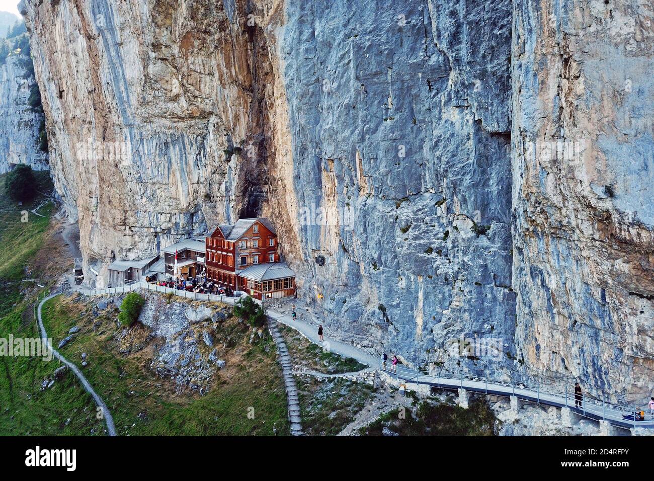 Vue aérienne de la falaise d'Aescher (dans le canton d'Appenzell, Suisse) et du restaurant de montagne qui accueille les randonneurs. Banque D'Images