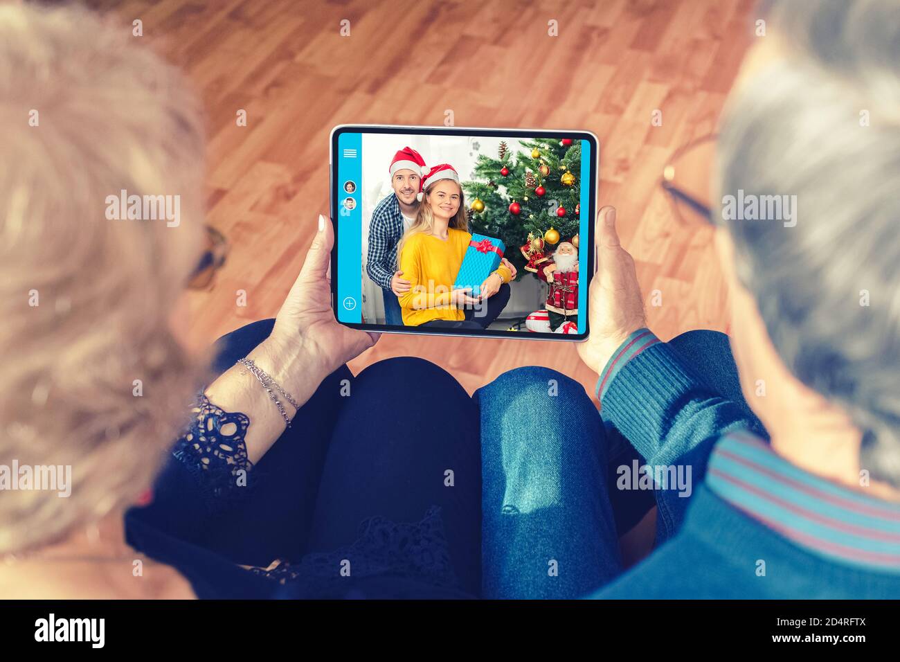 Couple senior célébrant Noël en discutant avec son fils sur une tablette numérique Et la fille en raison de la quarantaine de verrouillage - parents sur vidéocall connexion avec Banque D'Images