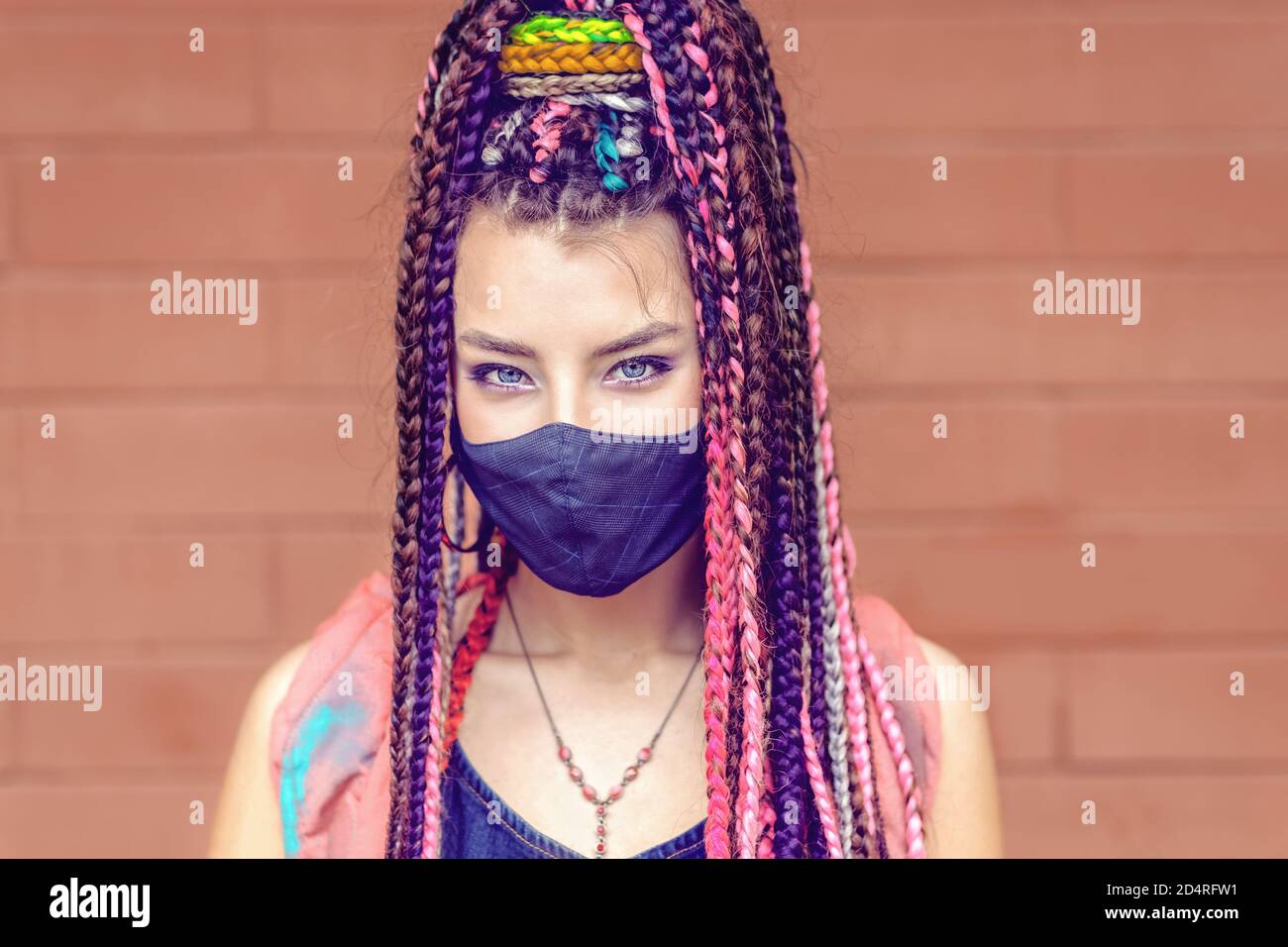 Portrait d'une fille de race mixte avec des dreadlocks portant un visage protecteur masque Banque D'Images