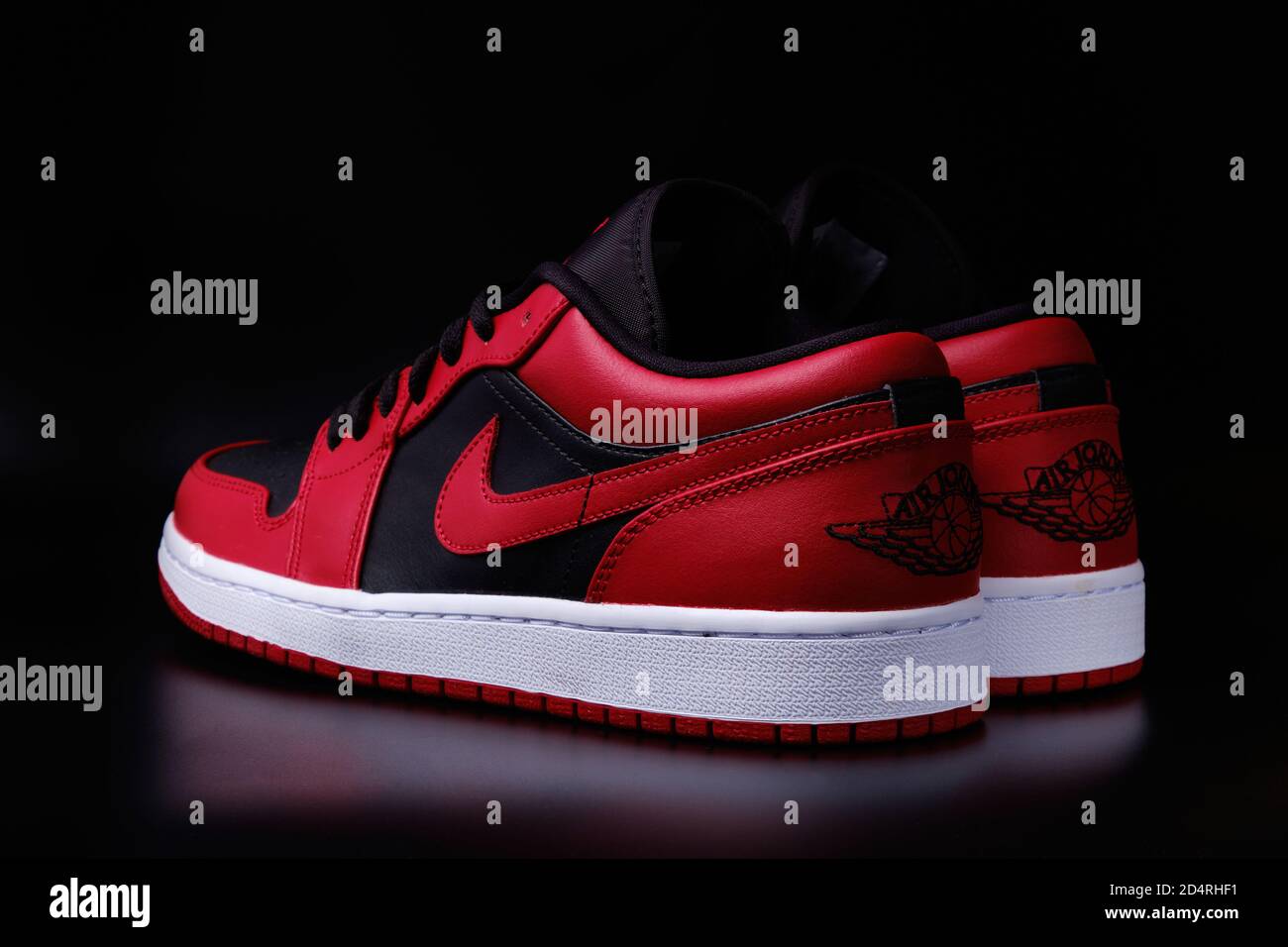 Nike Air Jordan 1 Retro Low Reverse – Sneakers montantes coloris sur fond  noir, illustration éditoriale Photo Stock - Alamy