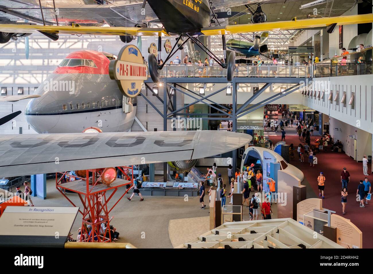 Avions historiques et visiteurs au Musée national de l'air et de l'espace à Washington D.C. Banque D'Images