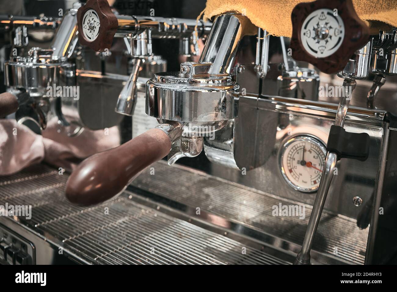 Gros plan sur une machine à café professionnelle. Poignées brunes et surfaces chromées de la machine à café Banque D'Images