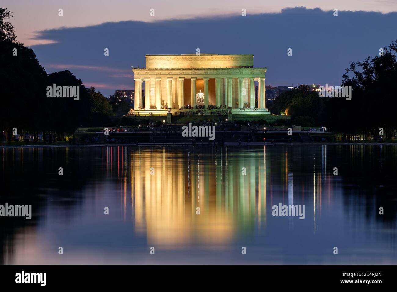 Le Lincoln Memorial et le Reflecting Pool à Washington D.C. illuminés la nuit Banque D'Images