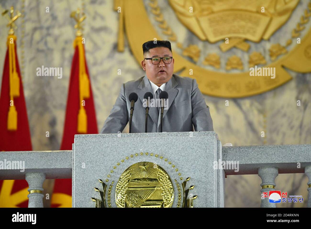 Pyongyang, Corée du Nord. 10 octobre 2020. Cette image, publiée le 10 octobre 2020 par le Service de presse officiel nord-coréen (KCNA), montre le dirigeant nord-coréen Kim Jong un lors d'un défilé militaire marquant le 75e anniversaire du Parti des travailleurs de Corée au pouvoir. Photo par KCNA/UPI crédit: UPI/Alay Live News Banque D'Images