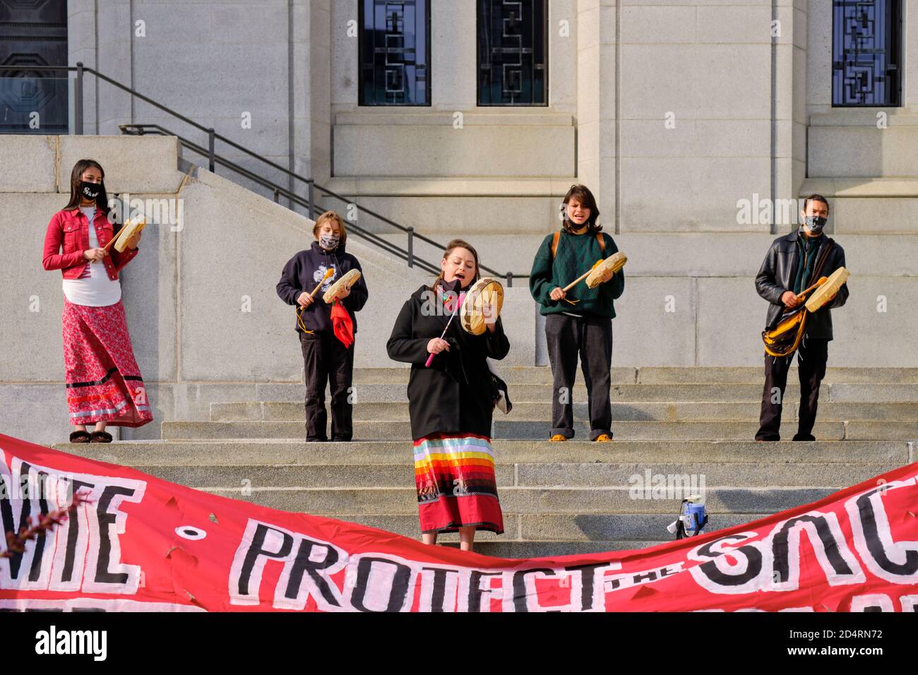 La communauté des Premières Nations organise une marche de la Journée autochtone de rage contre le colonialisme. Jouer de la batterie sur les marches de la Cour suprême du Canada à Ottawa Banque D'Images