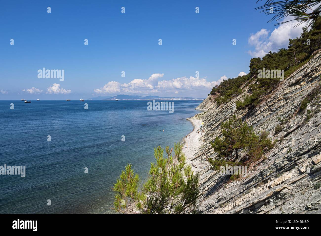 Paysage d'été. Une plage sauvage en pierre pittoresque au pied des rochers dans le voisinage immédiat de la station de Gelendzhik Banque D'Images