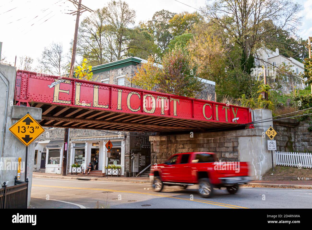 Ellicott City, MD, USA 10/07/2020: Bienvenue à Ellicott City signe écrit en grandes lettres majuscules sur le côté du pont de chemin de fer B&O à l'entrée o Banque D'Images