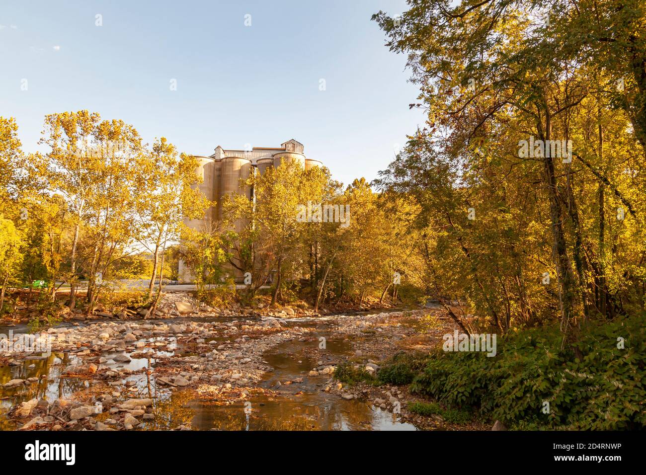 Vue depuis le pont au-dessus de la rivière Patapsco à Ellicott City, Maryland en automne. L'image présente la rivière avec un lit rocheux, des arbres aux couleurs d'automne, le tombé Banque D'Images