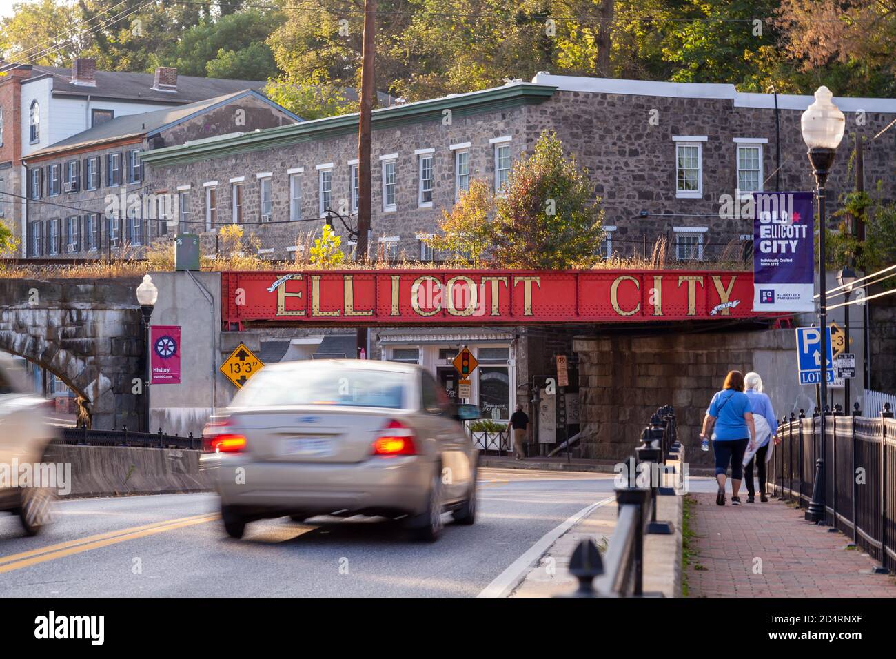 Ellicott City, MD, USA 10/07/2020: Bienvenue à Ellicott City signe écrit en grandes lettres majuscules sur le côté du pont de chemin de fer B&O à l'entrée o Banque D'Images