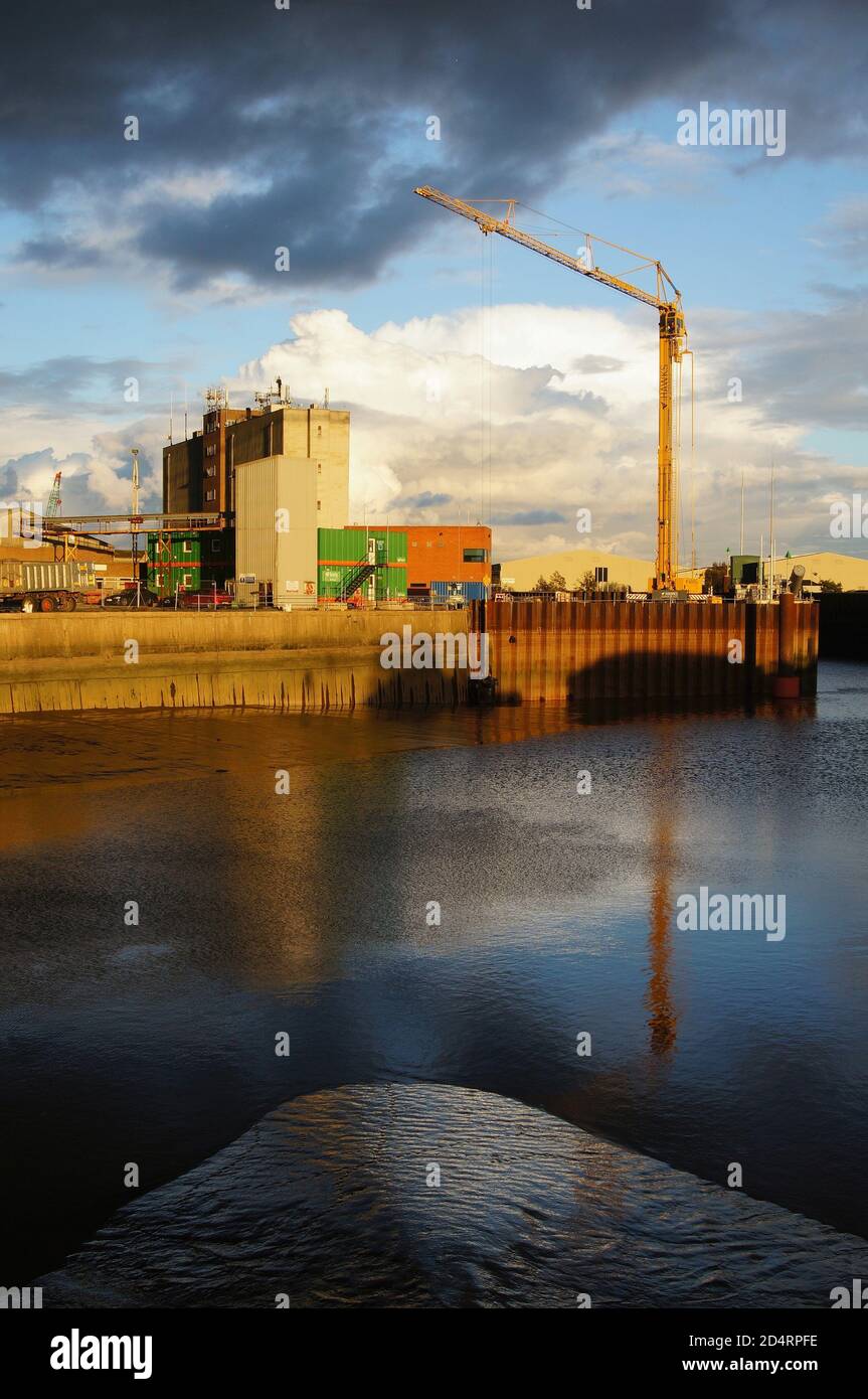 Les quais sur la rivière Haven (Witham) avec la barrière contre les inondations achevée et une grue HAWKS dans le Lincolnshire DE BOSTON, Banque D'Images