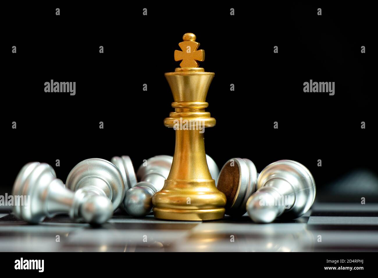 Un joueur d'échecs à roi d'or gagne sur un pion couché sur fond noir  (concept de leadership, gestion de crise Photo Stock - Alamy