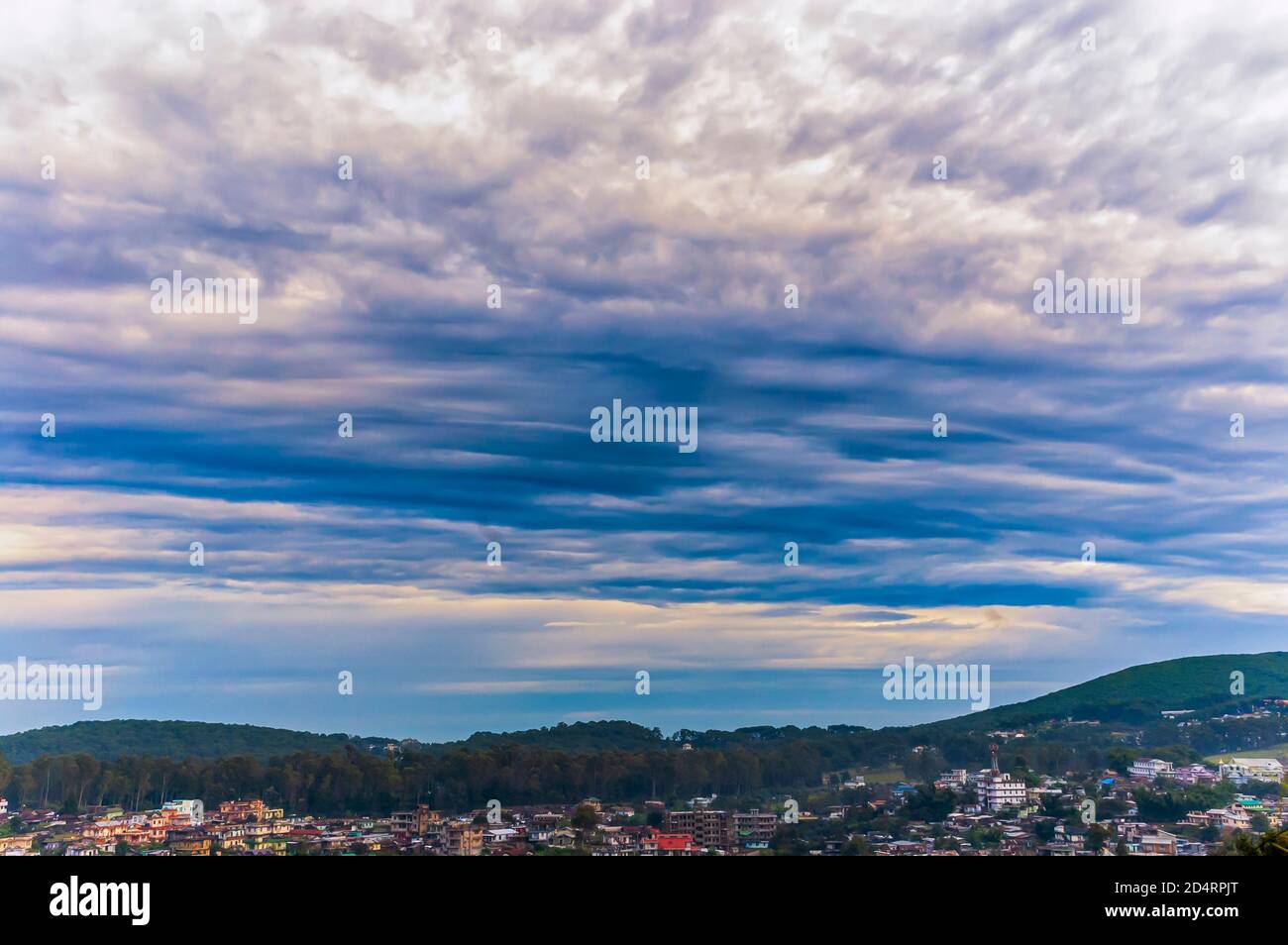 D'épais nuages de mousson surplombs la ville de Shillong, Meghalaya, Inde. Un gros plan du ciel couvert pendant la saison de la mousson en Inde. Banque D'Images