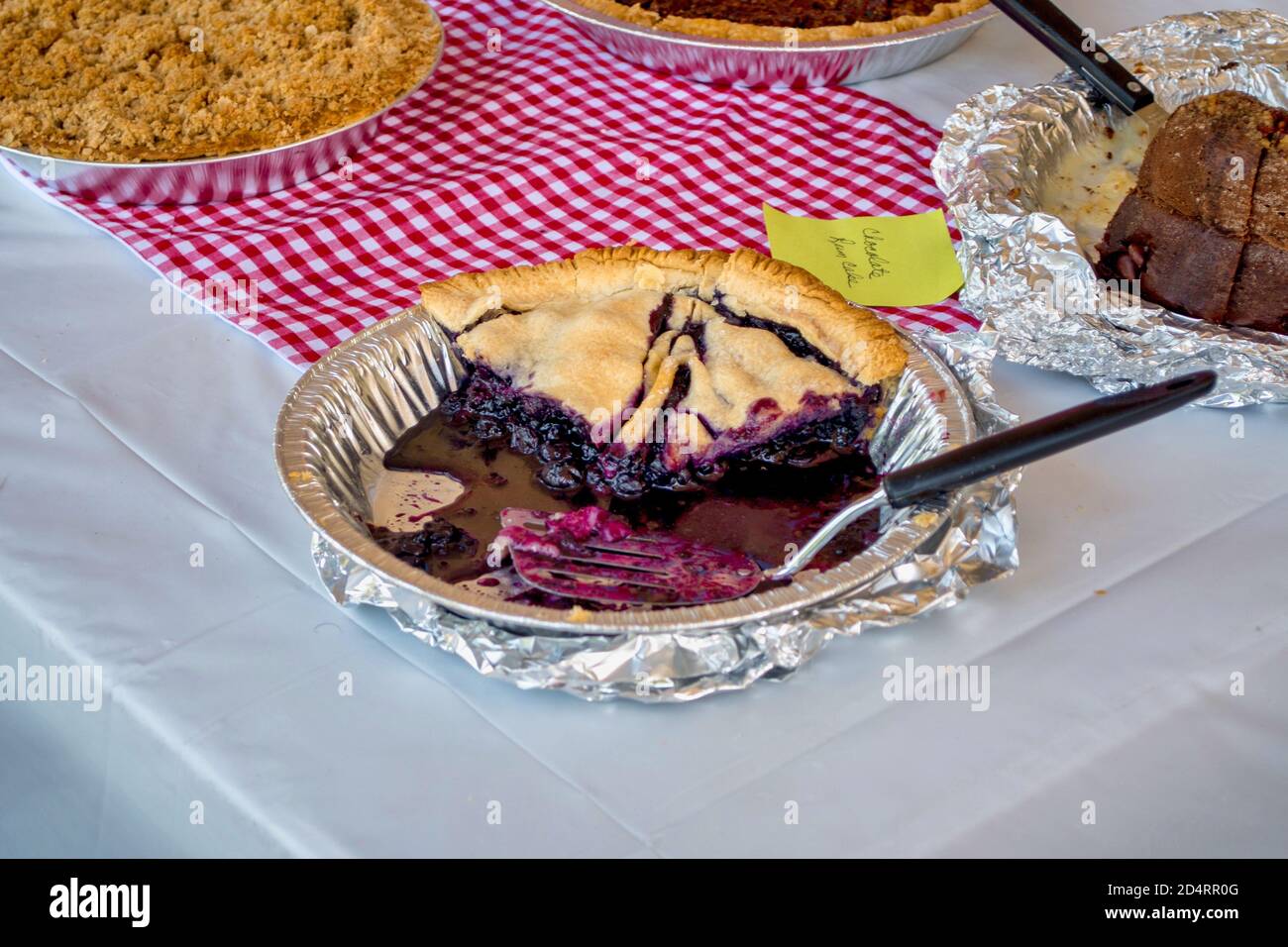 Des produits de boulangerie faits maison sont vendus dans le cadre d'un festival, par la tranche. Un apple pie de la miette, pécan, banane, pain frais et tarte aux bleuets. Banque D'Images