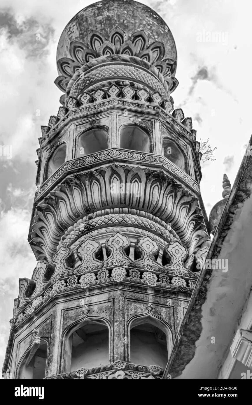 Une image en noir et blanc d'un minaret de la Grande Mosquée dans le complexe de tombes Qutb Shahi situé à Ibrahim Bagh à Hyderabad, en Inde. Banque D'Images