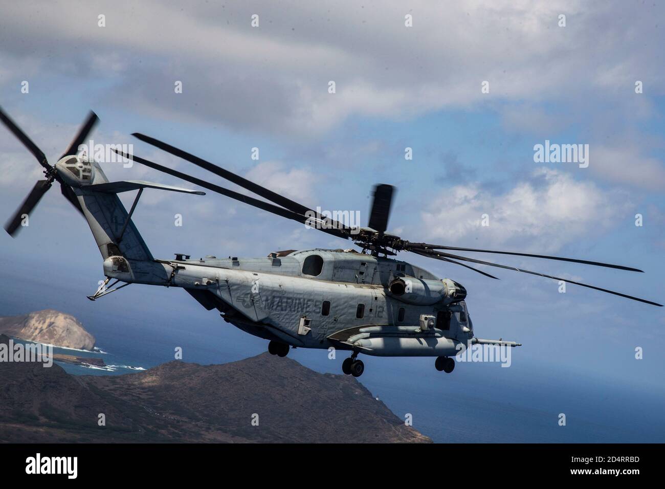 Un Super Stallion CH-53 avec le Marine Heavy Helicopter Squadron 463 manœuvres au cours d'un exercice d'évacuation des blessés, base du corps des Marines Hawaii, le 8 octobre 2020. L'exercice visait à accroître la préparation expéditionnaire de Marines au sein de HQBN. (É.-U. Photo du corps marin par lance Cpl. Leuse de Shane) Banque D'Images