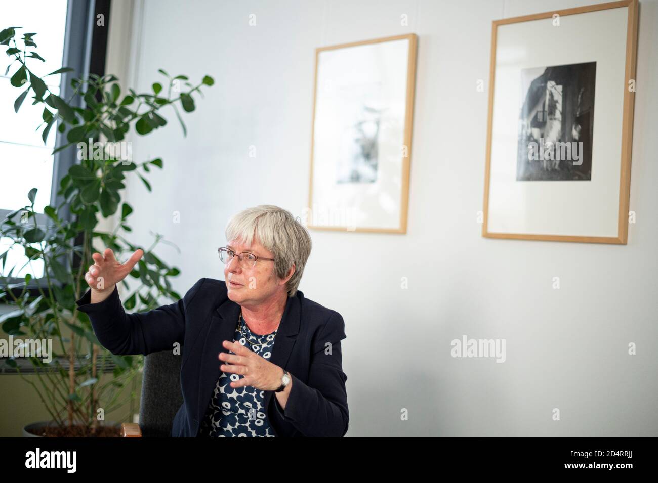 Berlin, Allemagne. 29 septembre 2020. Barbara Göbel, directrice de l'Institut ibéro-américain, siège dans son bureau. L'Institut ibéro-américain est une institution multidisciplinaire en sciences humaines, culturelles et sociales, qui se concentre sur l'Amérique latine, les Caraïbes, l'Espagne et le Portugal. (Vers "Lier la science et la culture - Institut ibéro-américain a 90 ans") Credit: Fabian Sommer/dpa/Alamy Live News Banque D'Images