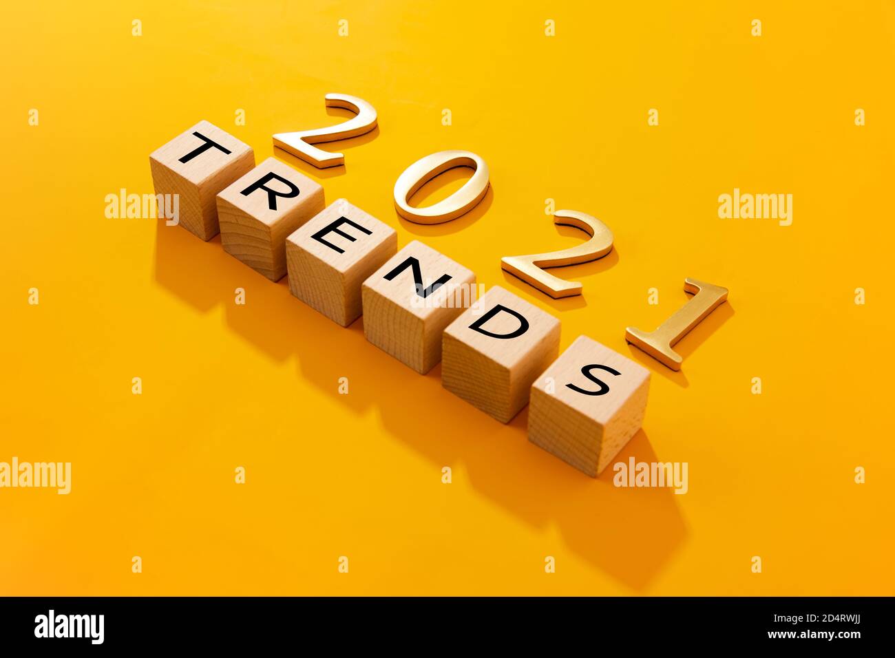 « 2021 tendances » sur fond jaune vif - nouvelles tendances concept Banque D'Images