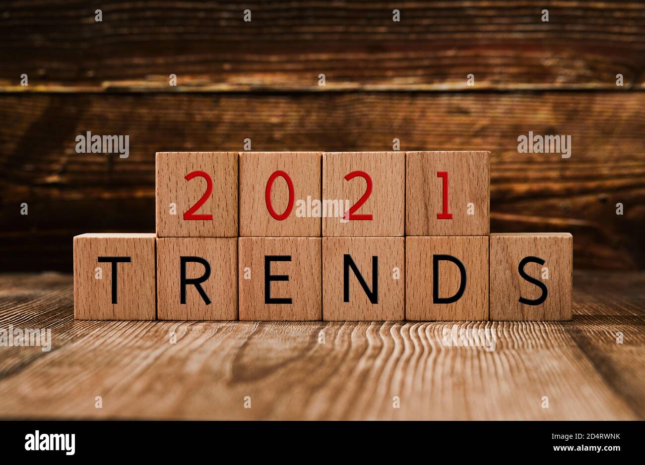 « 2021 tendances » écrit sur des cubes en bois sur fond en bois Banque D'Images