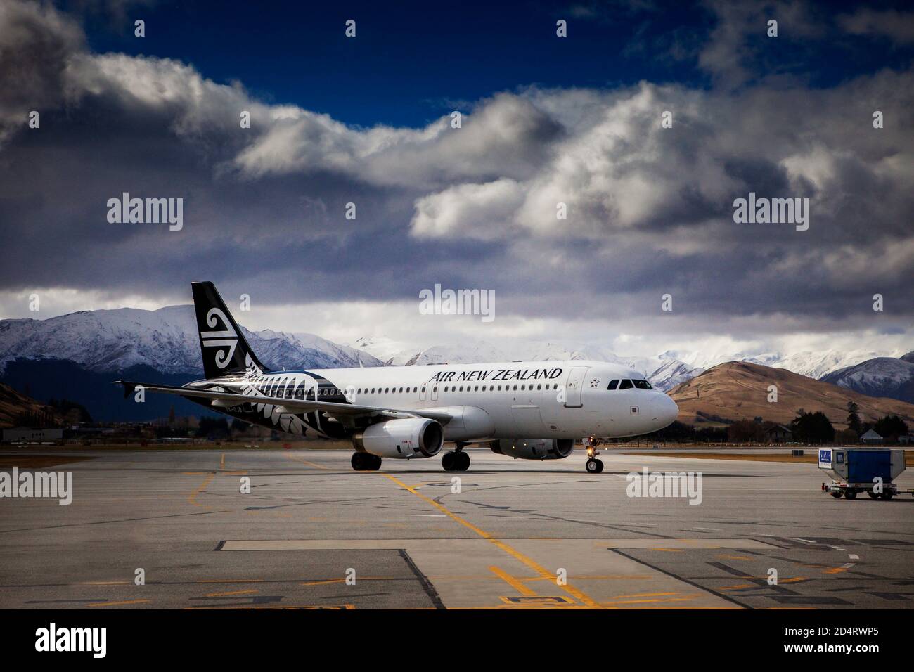 QUEENSTOWN NOUVELLE-ZÉLANDE - SEPTEMBRE 6,2015 : approche aérienne de l'avion de la nouvelle-zélande sur la piste avant l'embarquement Banque D'Images