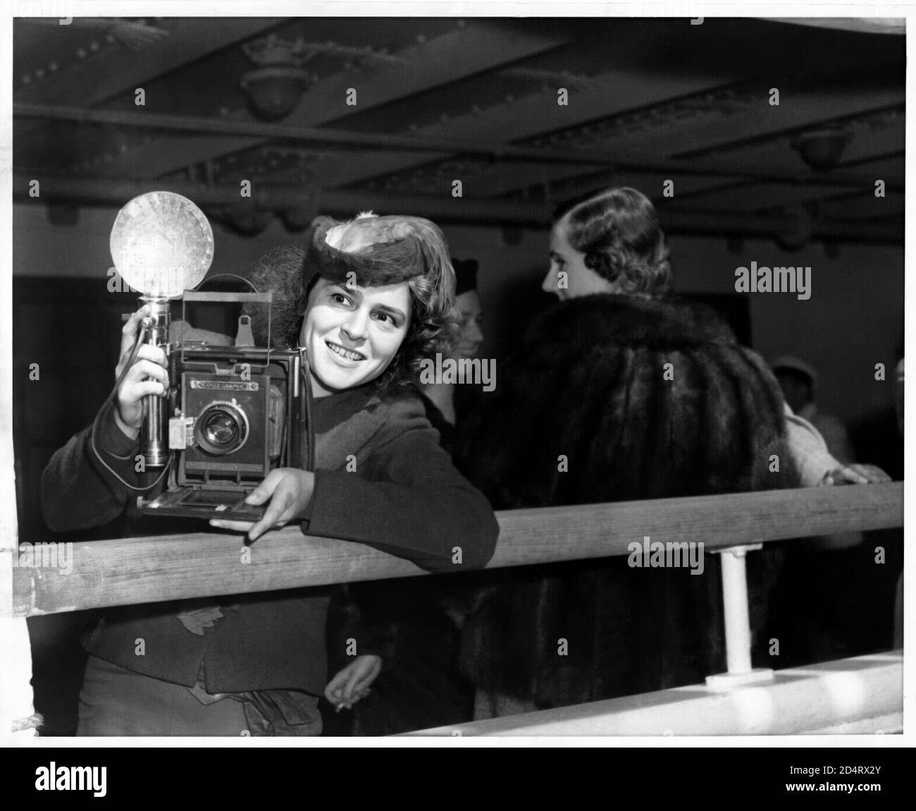 1939 , NEW YORK , Etats-Unis : la célèbre photographe américaine Margaret BOURKE-WHITE ( 1904 - 1971 ) au travail dans le port de NY sur un bateau sur la route de LA GUERRE en EUROPE . Portrait par photographe inconnu . À l'époque, Margaret a épousé la célèbre romancière Erskine Caldwell . Bourke-White a été la première femme correspondante de guerre connue et la première femme à être autorisée à travailler dans les zones de combat pendant la Seconde Guerre mondiale En 1941, elle s'est rendue en Union soviétique et, à partir de 1942, elle a été attachée à l'armée de l'air américaine en Afrique du Nord , puis à l'armée américaine en Italie et plus tard en Allemagne .- BOURKE WHITE - Banque D'Images