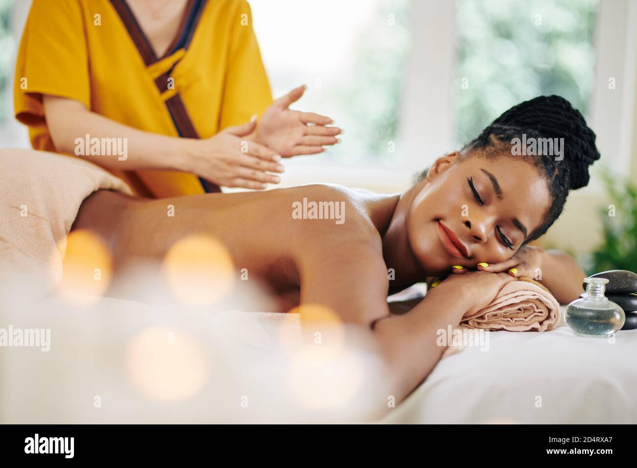 Femme charmante recevant un massage Banque D'Images