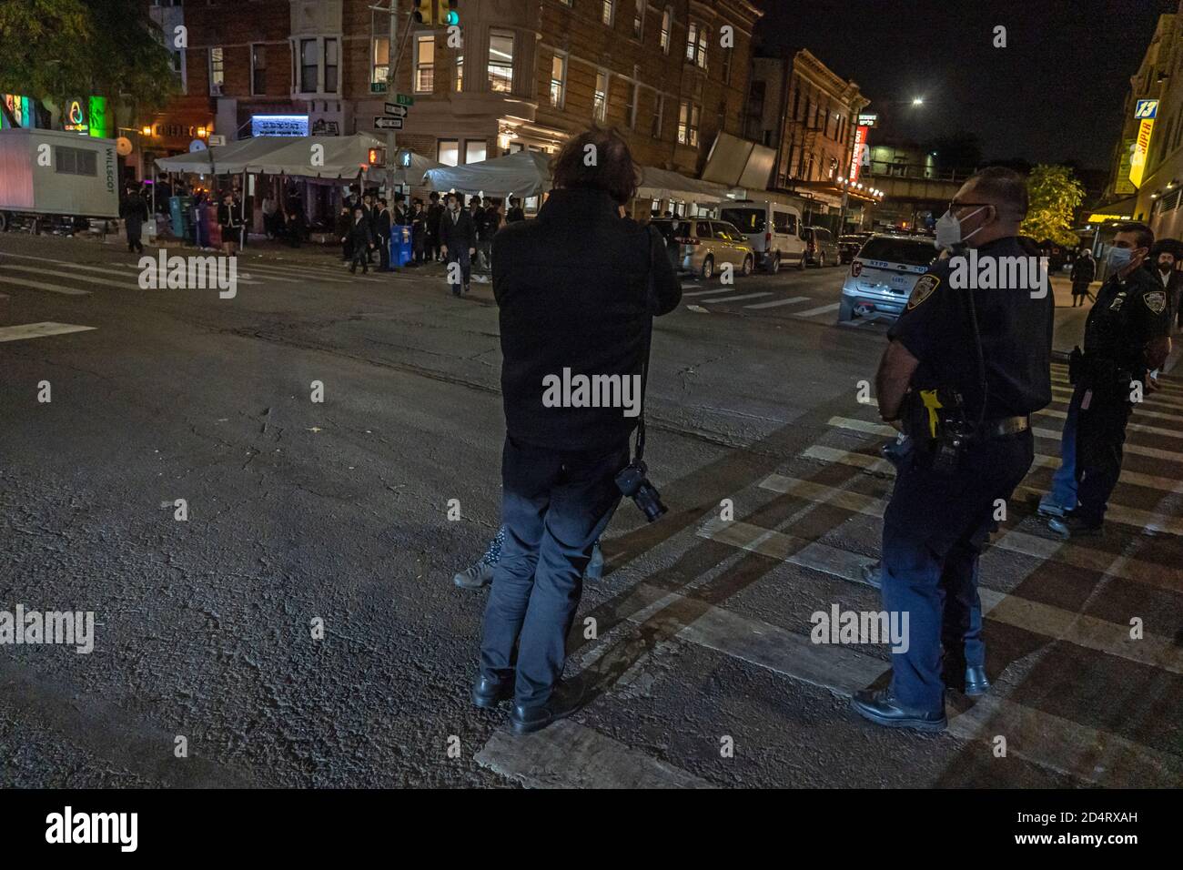 NEW YORK, NEW YORK - LE 10 OCTOBRE 2020 : des juifs orthodoxes affrontent des journalistes dans le quartier de Borough Park à Brooklyn. Banque D'Images