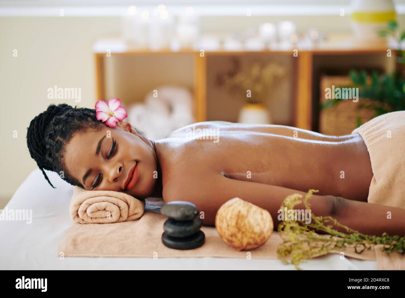 Femme se reposant après un massage Banque D'Images
