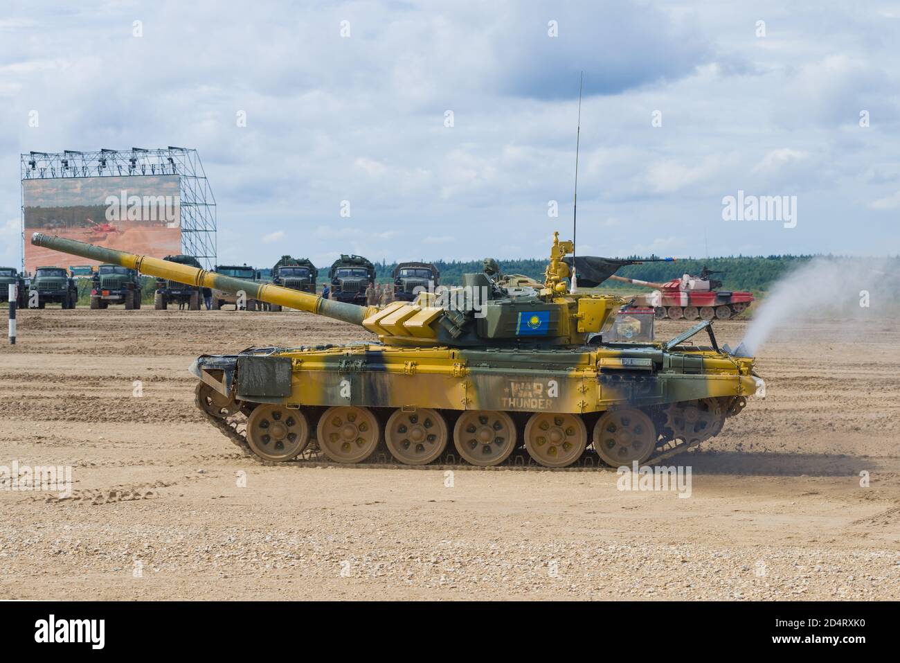 ALABINO, RUSSIE - 27 AOÛT 2020: Tank TÉLÉN-72Б3 des équipes du Kazakhstan sur la piste de biathlon tank. Jeux internationaux de l'armée Banque D'Images