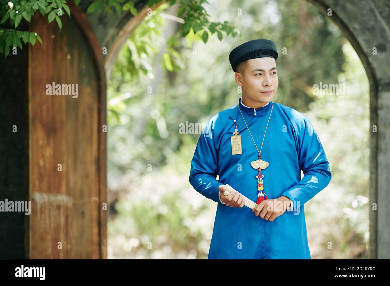 Homme vietnamien en robe traditionnelle Photo Stock - Alamy