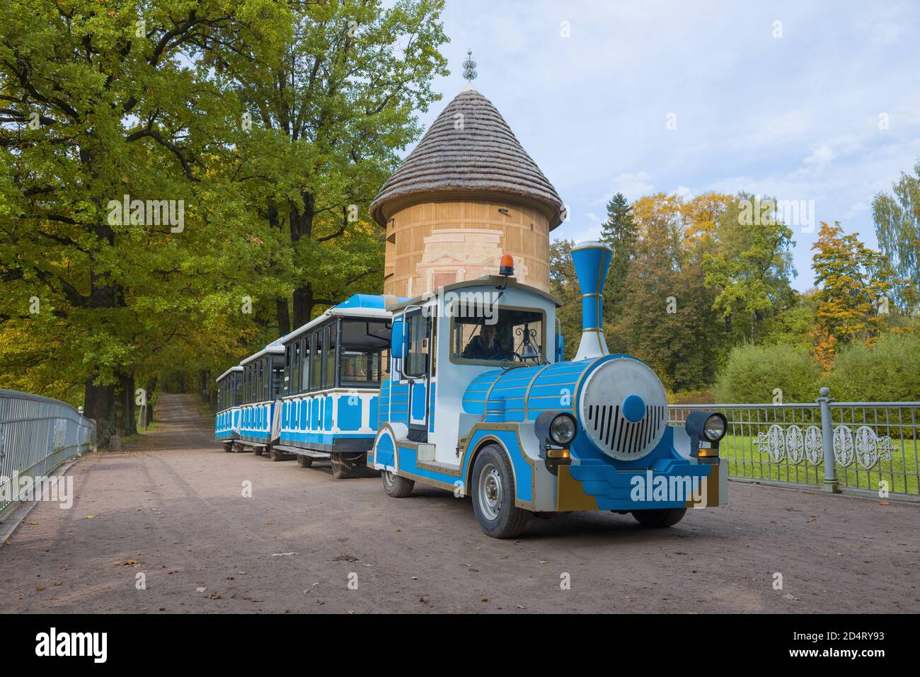 PAVLOVSK, RUSSIE - 28 SEPTEMBRE 2020 : train touristique sur fond de la Tour PIL, un après-midi de septembre. Parc du palais de Pavlovsk Banque D'Images PAVLOVSK, RUSSIE - 28 SEPTEMBRE 2020 : train touristique sur fond de la Tour PIL, un après-midi de septembre. Parc du palais de Pavlovsk Banque D'Images