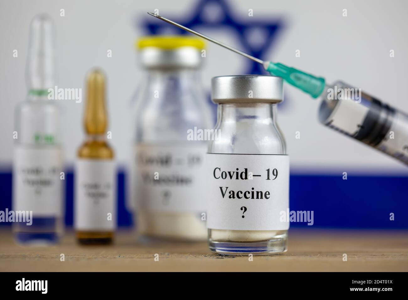 Israel Flag and bottle with vaccine and seringue, coronavirus, Covid-19, Medicine, science and Healthcare concept Banque D'Images