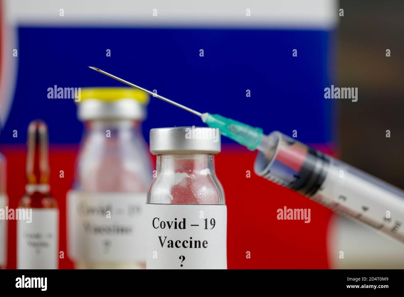 Russie drapeau et bouteille avec vaccin et seringue, coronavirus, Covid-19, concept de médecine, science et santé Banque D'Images
