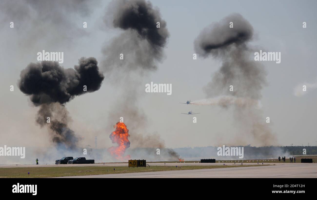 Houston, États-Unis. 10 octobre 2020. Des avions d'époque se présentent au salon de l'air de Houston, aux États-Unis, le 10 octobre 2020. Le spectacle aérien annuel Wings Over Houston a débuté samedi à l'aéroport d'Ellington avec des performances et des expositions aériennes palpitantes. Les visiteurs ont été invités à conduire leur voiture jusqu'au champ d'exposition et à rester près des voitures pendant le salon, dans le cadre de la pandémie COVID-19. Crédit : Lao Chengyue/Xinhua/Alay Live News Banque D'Images