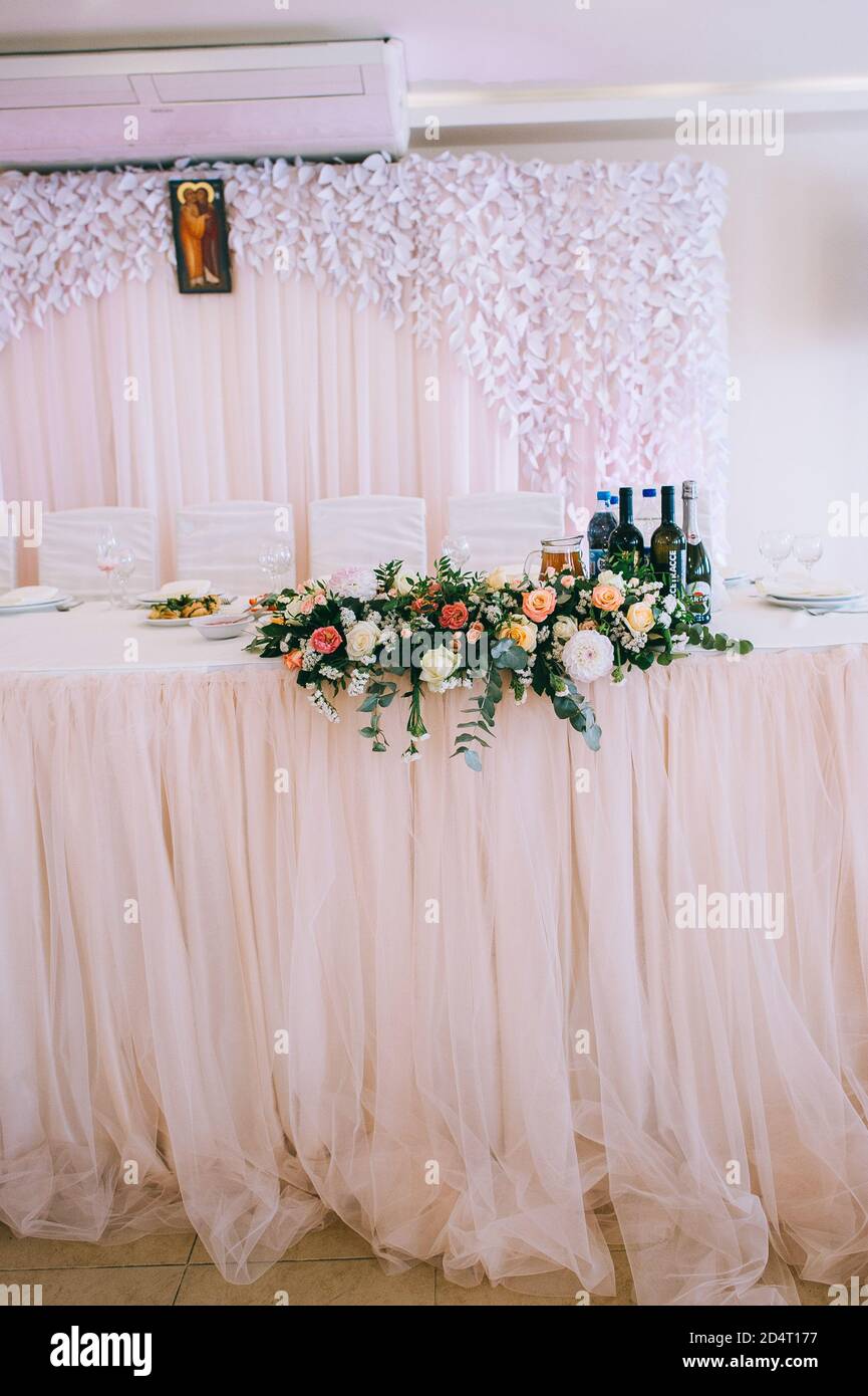 Table de mariage décorée d'un bouquet de roses, d'un eustoma et de feuilles d'eucalyptus. Banque D'Images Table de mariage décorée d'un bouquet de roses, d'un eustoma et de feuilles d'eucalyptus. Banque D'Images