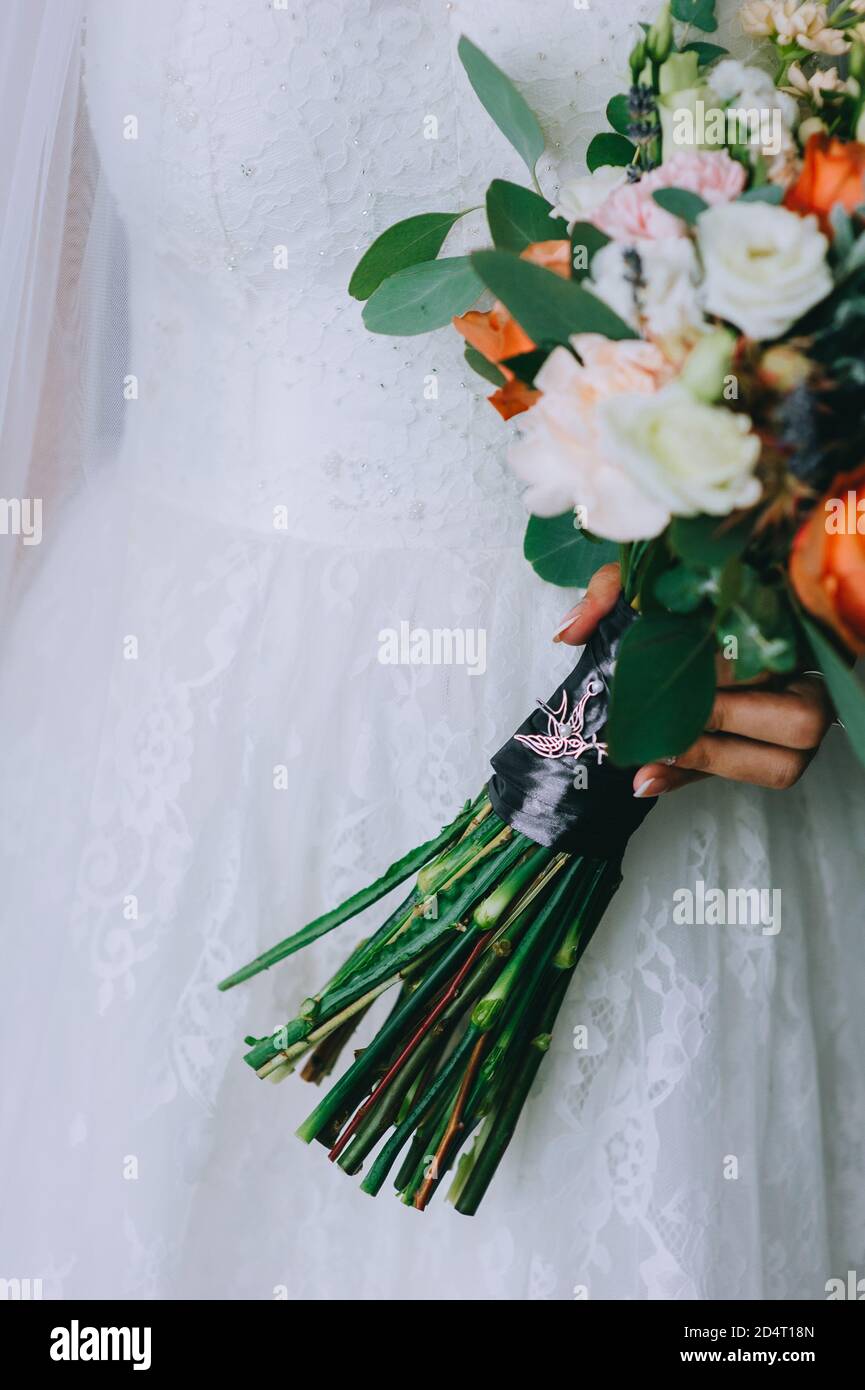 Beau bouquet de mariage dans les mains de la mariée dans une robe de mariage. Arrangement floral. Banque D'Images