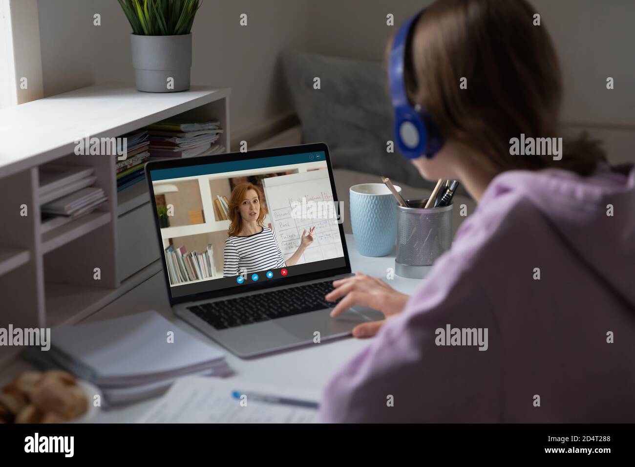 École fille ont la leçon de webcam avec professeur de la maison Banque D'Images