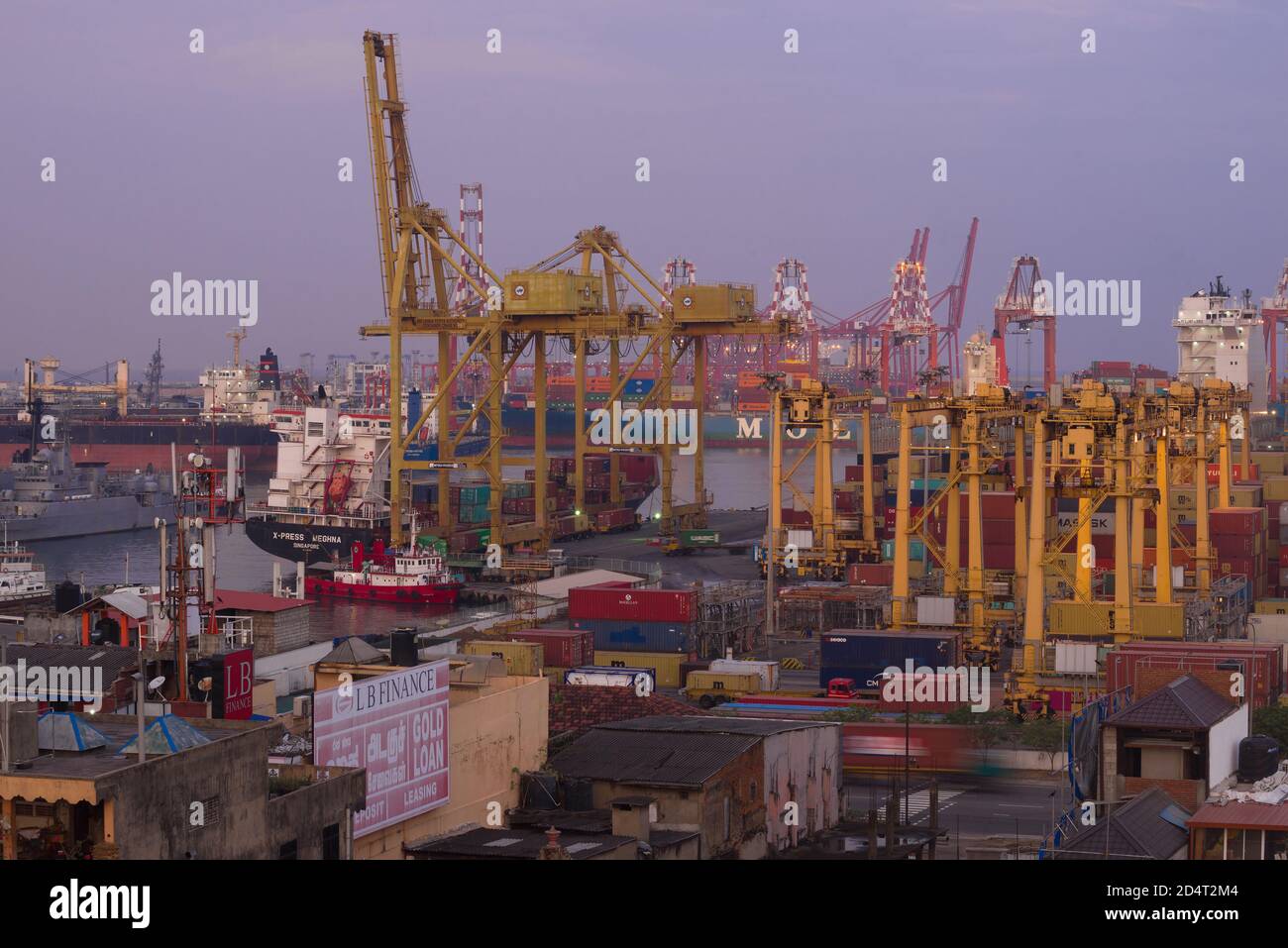 COLOMBO, SRI LANKA - 22 FÉVRIER 2020 : tôt le matin sur le port de fret de Colombo Banque D'Images