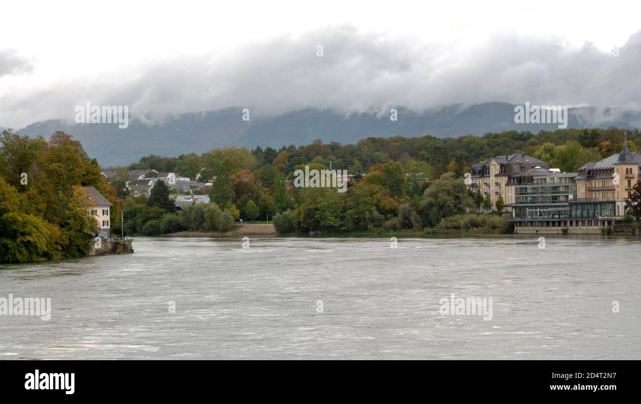 Brouillard d'automne sur les rives du Rhin Banque D'Images