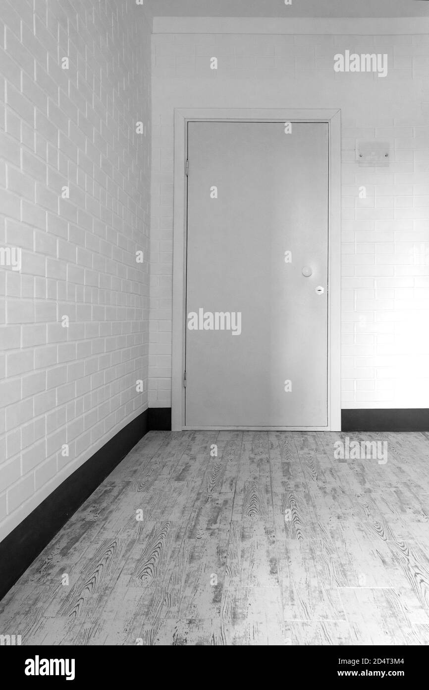 Porte en bois fermée dans un bloc moderne d'appartements Banque D'Images