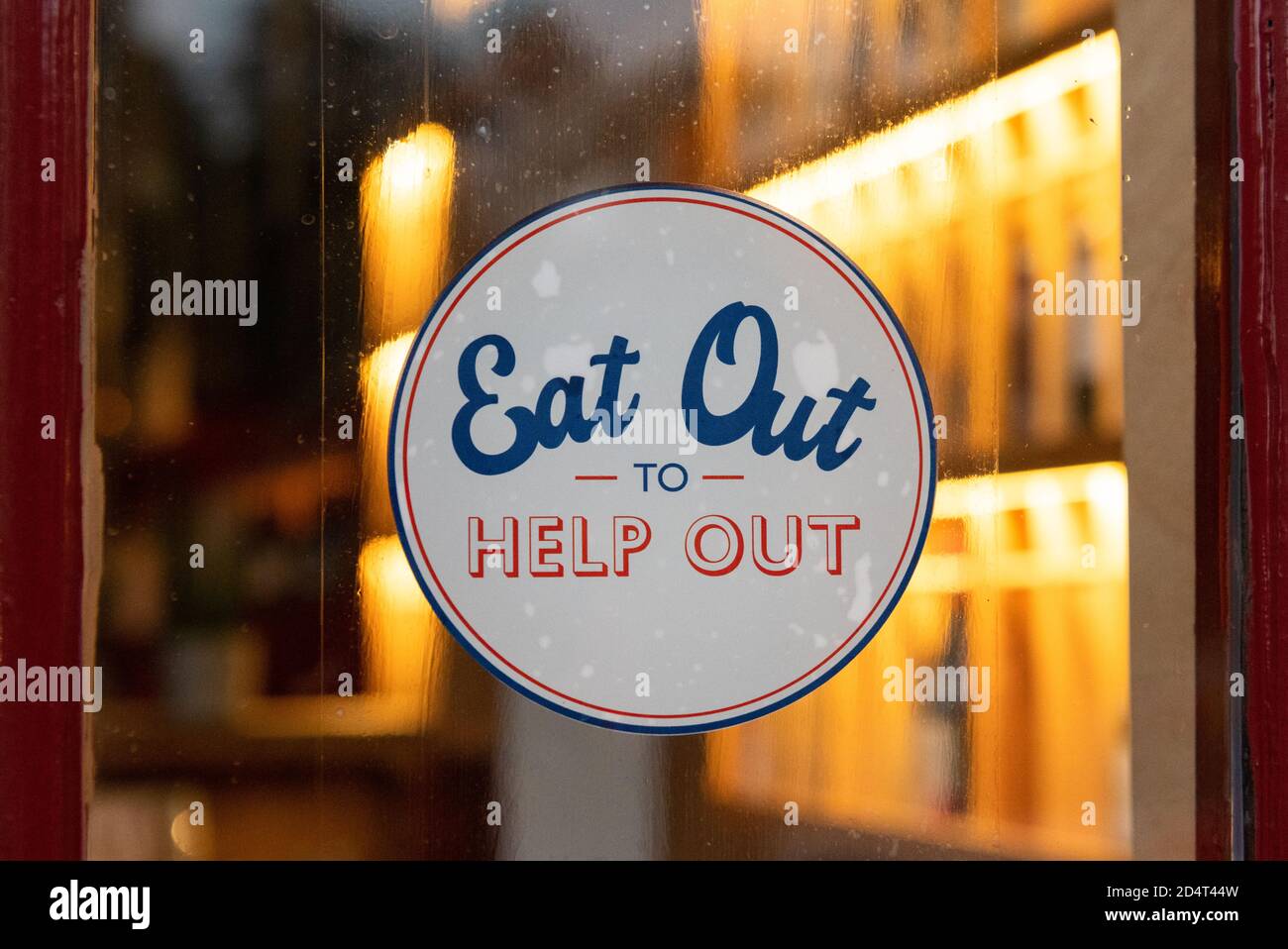 Mangez à l'extérieur pour vous aider panneau sur la porte du restaurant - The Reliance, Leeds, West Yorkshire, Angleterre, Royaume-Uni Banque D'Images