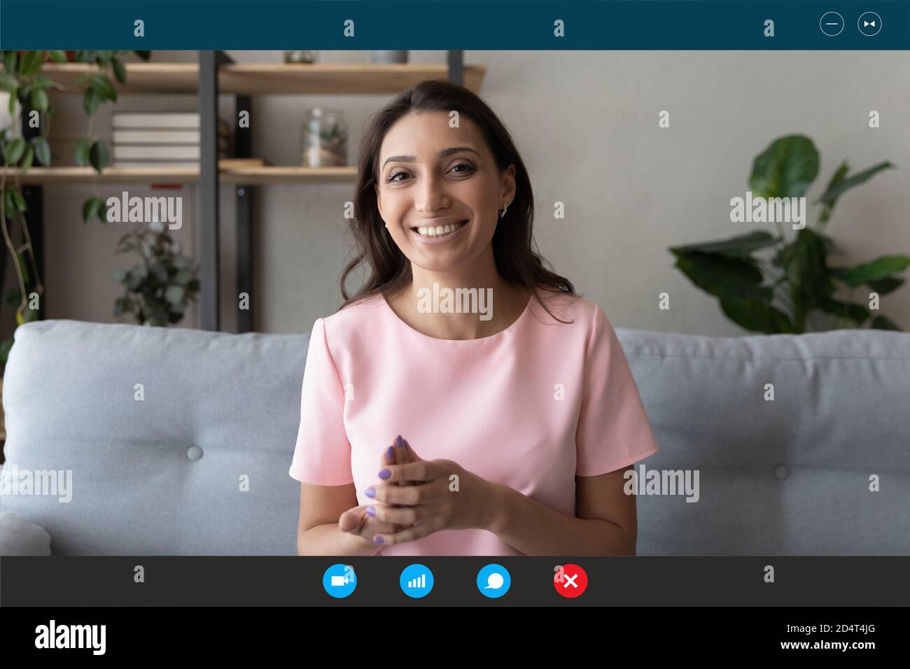 Femme arabe indienne souriante a la webcam parler à la maison Photo Stock -  Alamy
