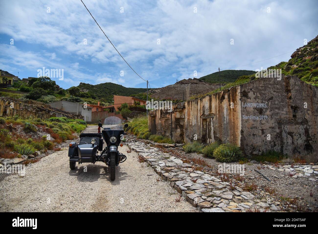Sidecar dans la ville abandonnée Banque D'Images