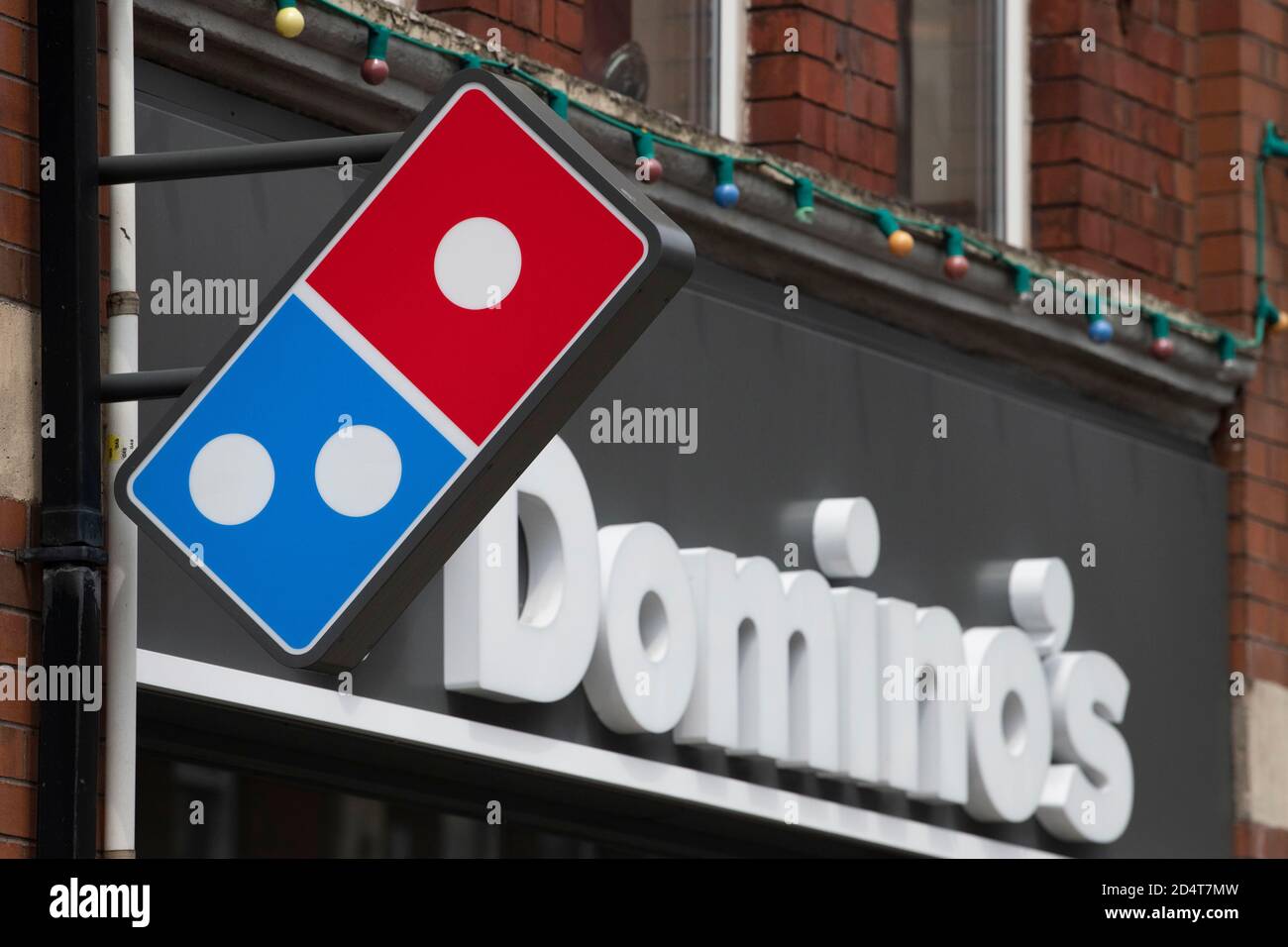 Un gros plan d'une enseigne DominoÕs à emporter dans un magasin de pizza à Cardiff, pays de Galles, Royaume-Uni. Banque D'Images