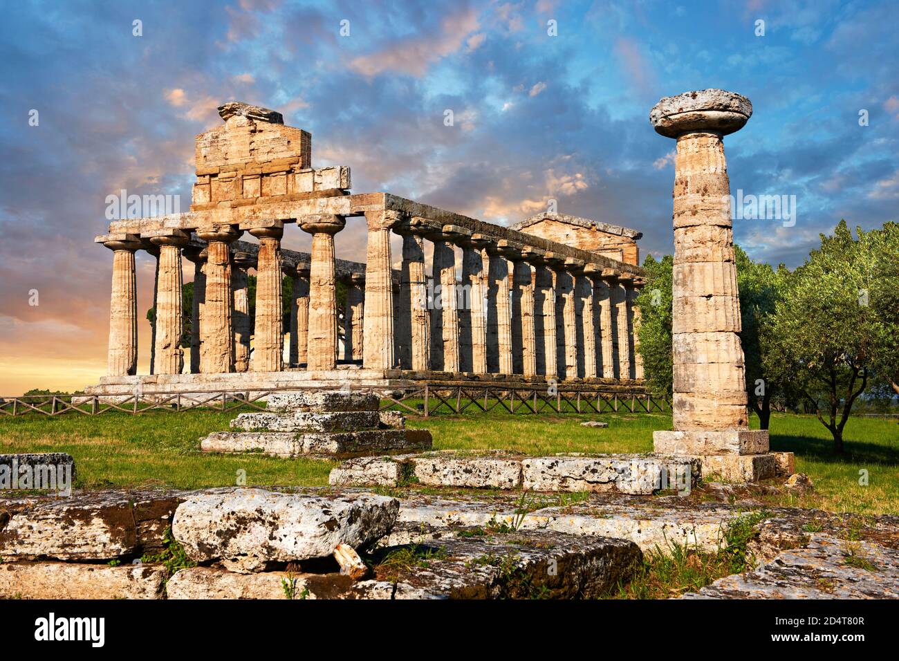 L'ancien temple grec dorique d'Athena de Pastum construite vers 500 avant J.-C.. Le site archéologique de Paestum, Italie. Banque D'Images