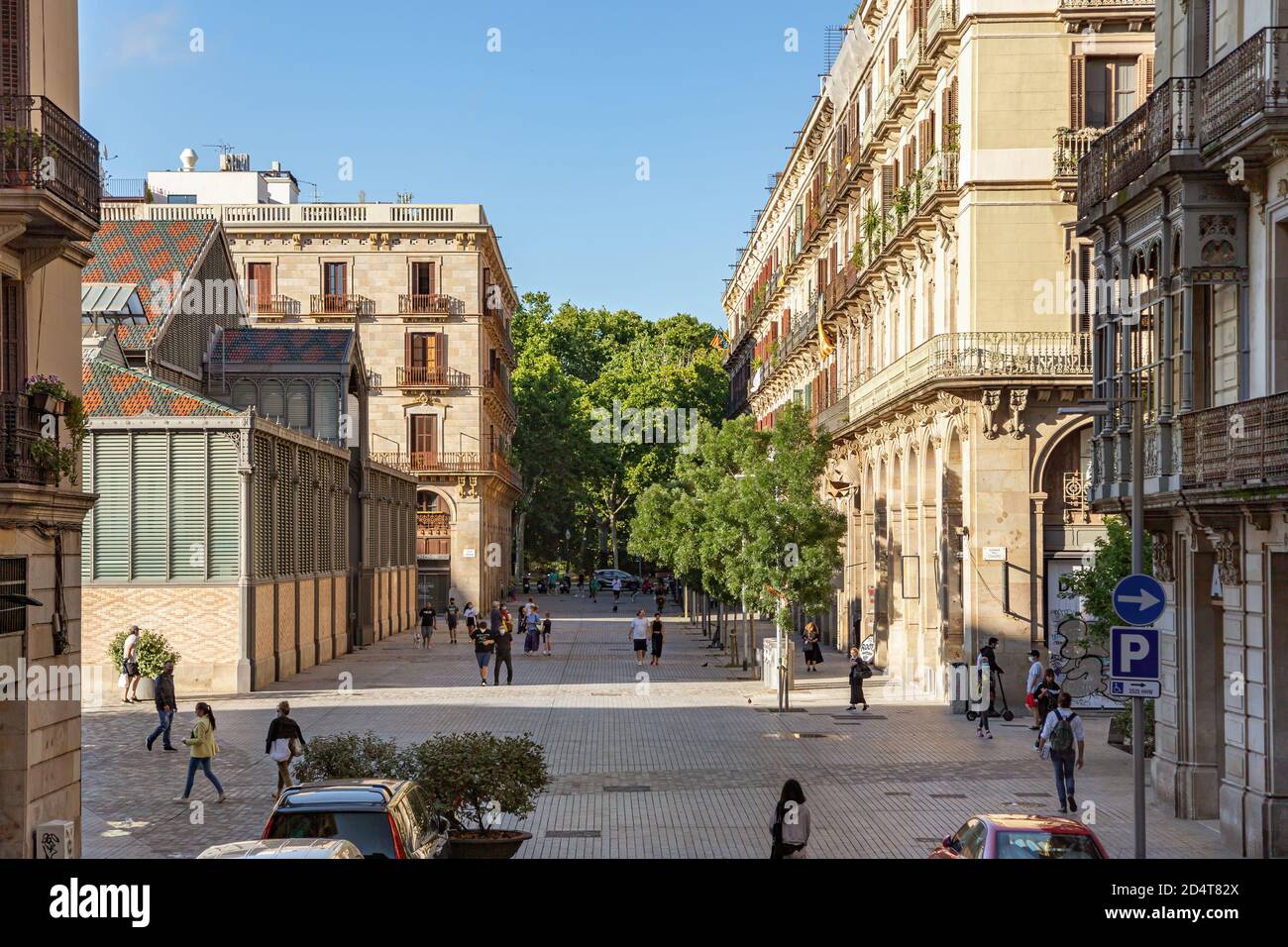 BARCELONE, ESPAGNE - 16 juin 2020. Vue sur une rue avec des personnes marchant le jour d'été pendant le coucher du soleil, dans le vieux quartier de Barcelone. Banque D'Images